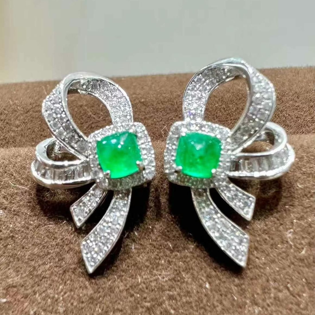14k Gold 0.82 Ctw Natural Emerald & Diamond Earrings: Ref:230969137 // gold content:14k gold // main gemstone:emerald // shape:suger-loaf // carat weight:0. 4ct // color:green // treatment:natural // // adjacent gemstone 2 : diamond // shape:multiply //