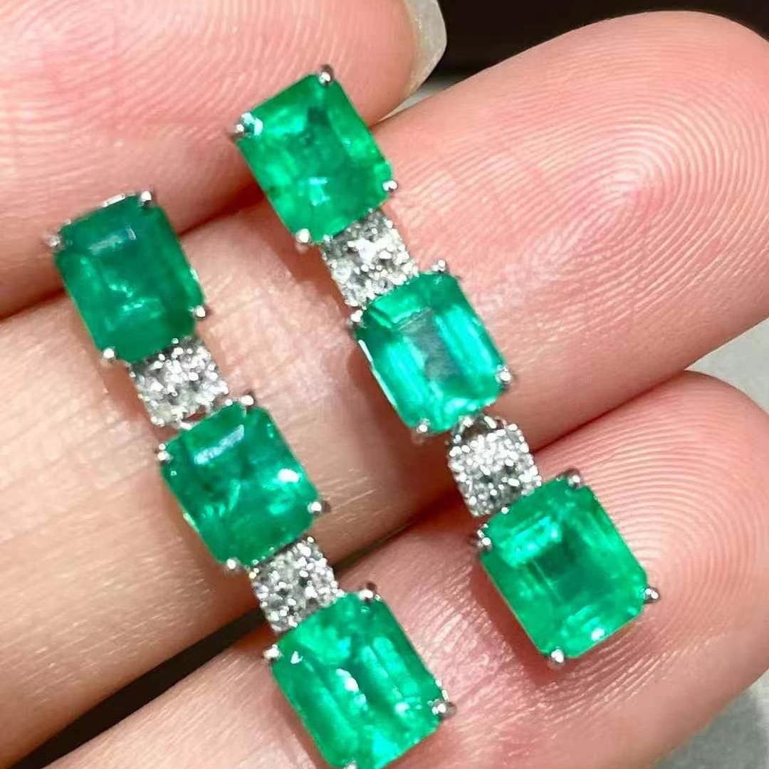 14k Gold 3.65 Ct Natural Emerald & Diamond Earrings: Ref:230969139 // gold content:14k gold // main gemstone:emerald // shape:octagonal // carat weight:3. 65ct // color:green // treatment:natural // // adjacent gemstone 2 : diamond // shape:round // cla