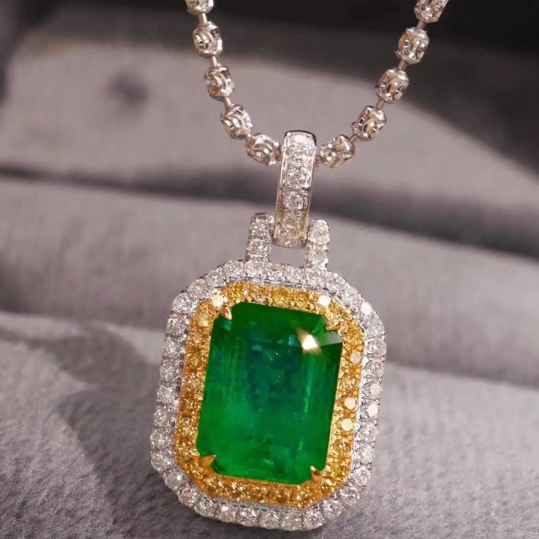 14k Gold 2.76 Ctw Vivid Green Natural Emerald & Diamond Pendant( Without Chain ): Ref:230969182 // gold content:14k gold // main gemstone:emerald // shape:octagonal // carat weight:2. 39ct // color:vivid green // treatment:natural // // adjacent gemstone 2 : diamond //