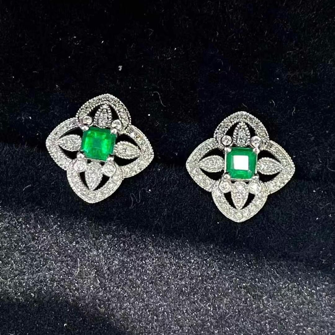 14k Gold 0.34 Ct Vivid Green Natural Emerald & Diamond Earrings: Ref:230969221 // gold content:14k gold // main gemstone:emerald // shape:octagonal // carat weight:0. 34ct // color:vivid green // treatment:natural // // adjacent gemstone 2 : diamond // shape:round