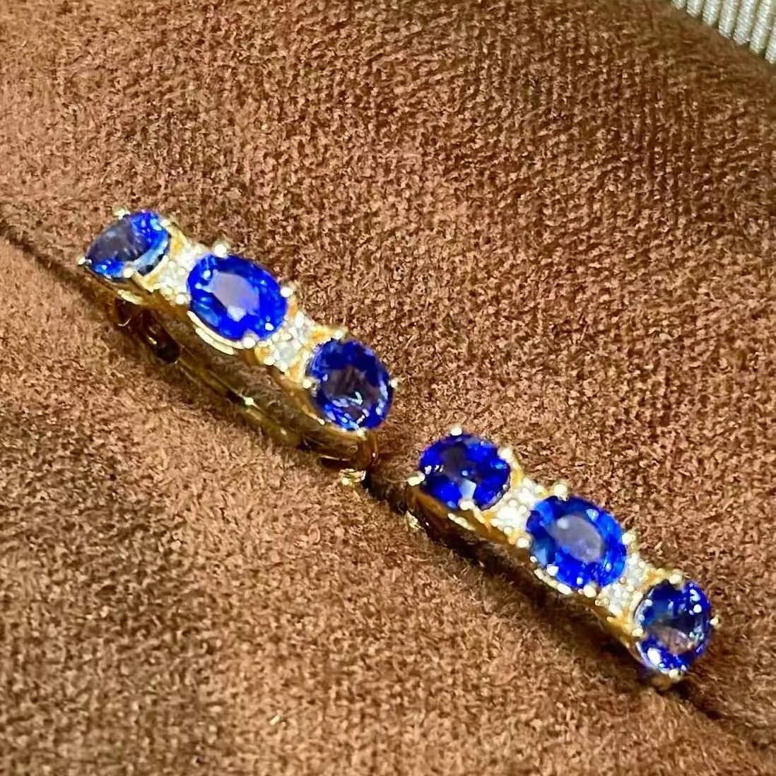 14k Gold 1.55 Ct Natural Sapphire & Diamond Earrings: Ref:230969245 // gold content:14k gold // main gemstone:sapphire // shape:oval // carat weight:1. 55ct // color:royal blue // treatment:natural // // adjacent gemstone 2 : diamond // shape:round //