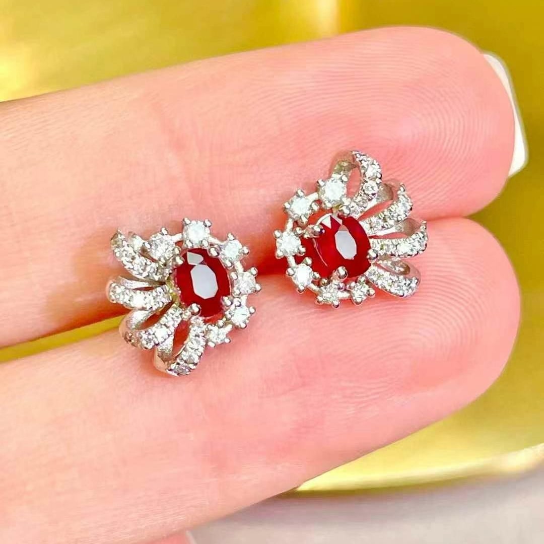 14k Gold 0.8 Ctw Natural Ruby & Diamond Earrings: Ref:230969259 // gold content:14k gold // main gemstone:ruby // shape:oval // carat weight:0. 5ct // color:pigeonblood red // treatment:natural // // adjacent gemstone 2 : diamond // shape:round //