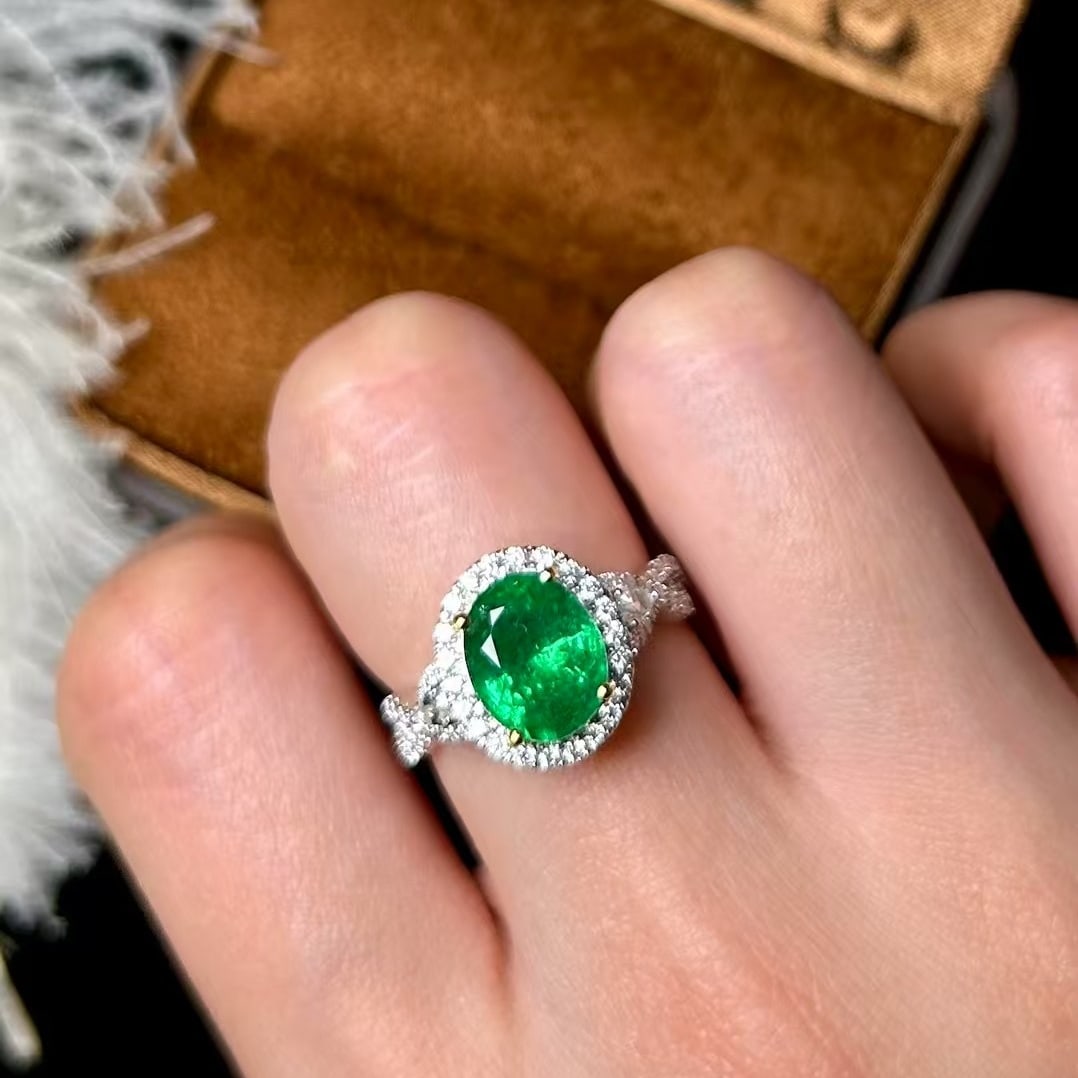 14k Gold 3.11 Ctw Vivid Green Natural Emerald & Diamond Ring: Ref:230970172 // gold content:14k gold // ring size:7. 25us // // main gemstone:emerald // shape:oval // carat weight:2. 6ct // color:vivid green // treatment:natural // // adjacent gemstone 2 :