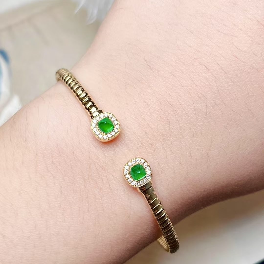 14k Gold 0.69 Ctw Vivid Green Natural Emerald & Diamond Bangle: Ref:230970173 // gold content:14k gold // main gemstone:emerald // shape:suger-loaf // carat weight:0. 58ct // color:vivid green // treatment:natural // // adjacent gemstone 2 : diamond //