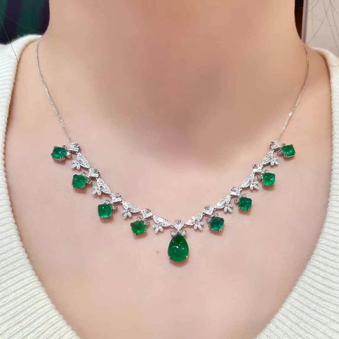 14k Gold 10 Ct Vivid Green Natural Emerald & Diamond Necklace: Ref:230970200 // gold content:14k gold // main gemstone:emerald // shape:multiply // carat weight:10ct // color:vivid green // treatment:natural // // adjacent gemstone 2 : diamond // shape:round