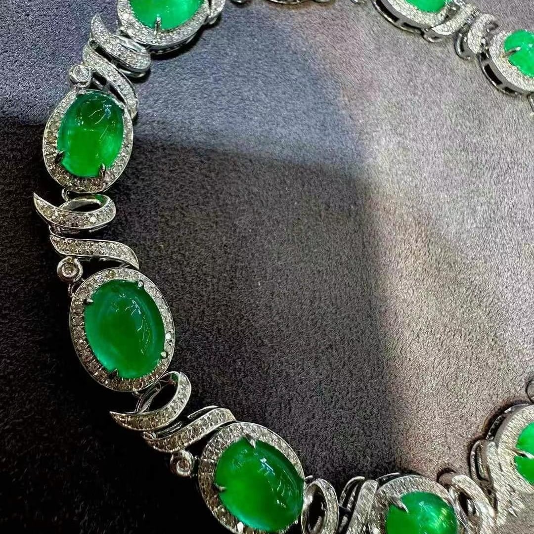 14k Gold 10.8 Ct Vivid Green Natural Emerald & Diamond Bracelet: Ref:230970203 // gold content:14k gold // main gemstone:emerald // shape:oval // carat weight:10. 8ct // color:vivid green // treatment:natural // // adjacent gemstone 2 : diamond // shape:round //