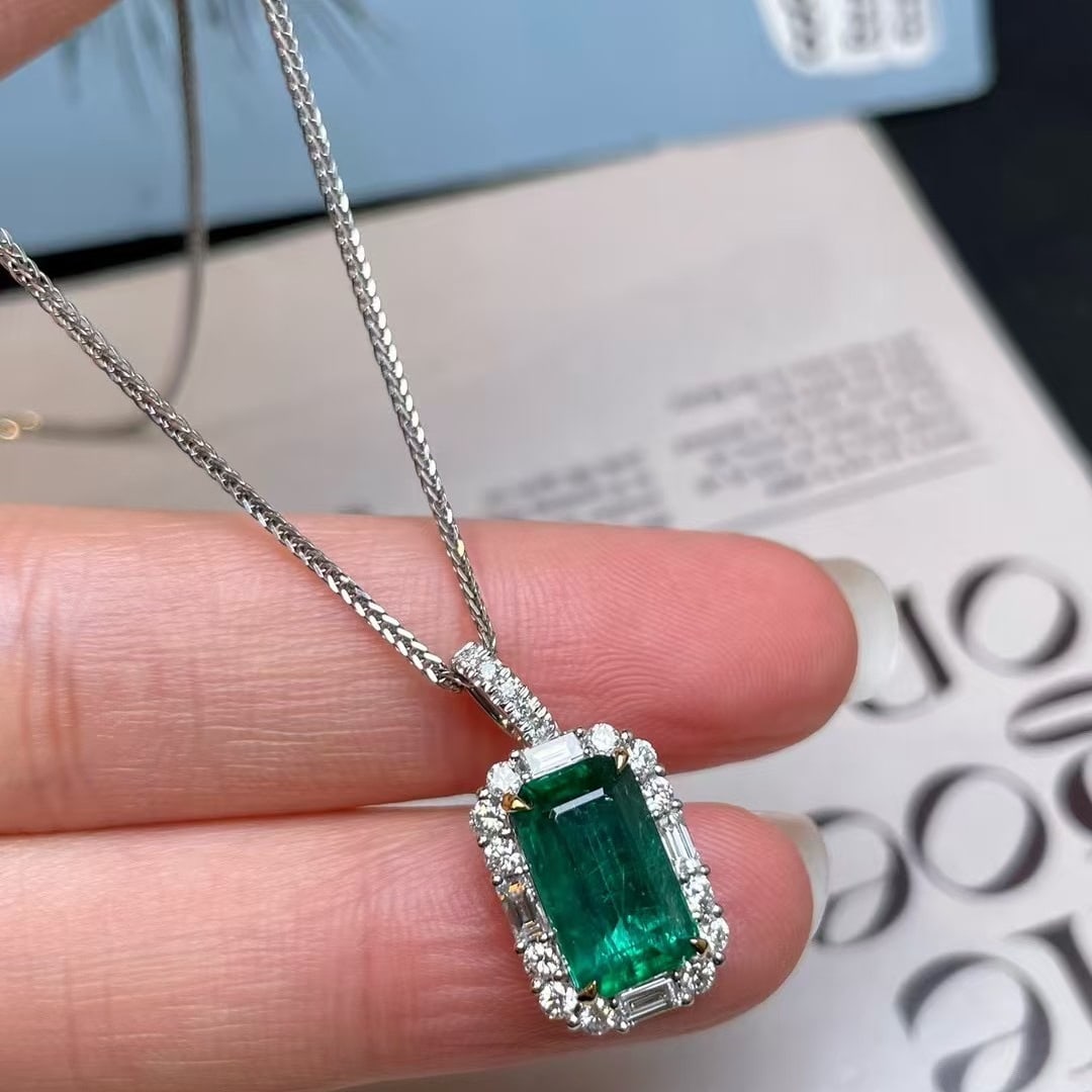 14k Gold 3.09 Ctw Vivid Green Natural Emerald & Diamond Pendant( Without Chain ): Ref:230970211 // gold content:14k gold // main gemstone:emerald // shape:octagonal // carat weight:2. 55ct // color:vivid green // treatment:natural // // adjacent gemstone 2 : diamond //