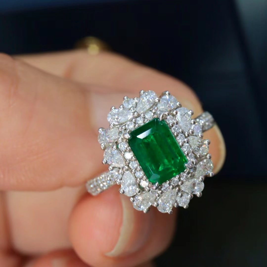 14k Gold 1.94 Ctw Vivid Green Natural Emerald & Diamond Ring: Ref:230970250 // gold content:14k gold // ring size:7. 25us // // main gemstone:emerald // shape:octagonal // carat weight:1. 01ct // color:vivid green // treatment:natural // // adjacent gemstone