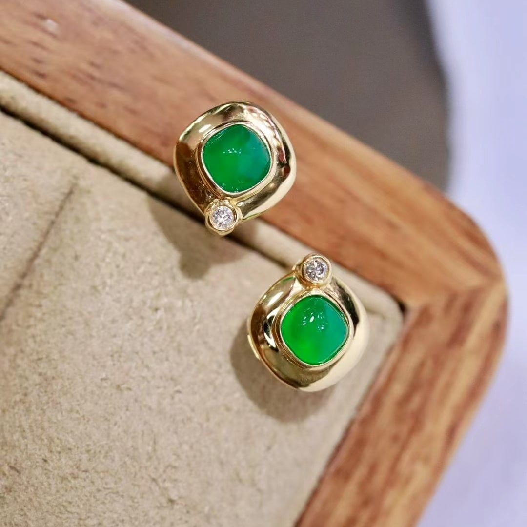14k Gold 0.40 Ctw Vivid Green Natural Emerald & Diamond Earrings: Ref:230970272 // gold content:14k gold // main gemstone:emerald // shape:suger-loaf // carat weight:0. 37ct // color:vivid green // treatment:natural // // adjacent gemstone 2 : diamond // shape:round