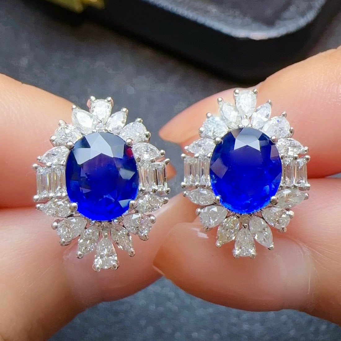 14k Gold 3.64 Ctw Natural Sapphire & Diamond Earrings: Ref:230970404 // gold content:14k gold // main gemstone:sapphire // shape:oval // carat weight:2. 49ct // color:royal blue // treatment:natural // // adjacent gemstone 2 : diamond // shape:multiply