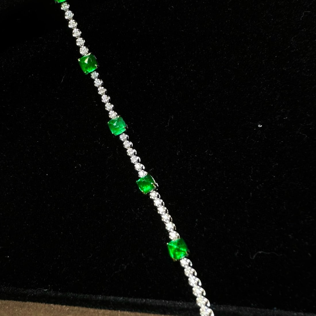 14k Gold 1.45 Ct Vivid Green Natural Emerald & Diamond Bracelet: Ref:230970427 // gold content:14k gold // main gemstone:emerald // shape:suger-loaf // carat weight:1. 45ct // color:vivid green // treatment:natural // // adjacent gemstone 2 : diamond //