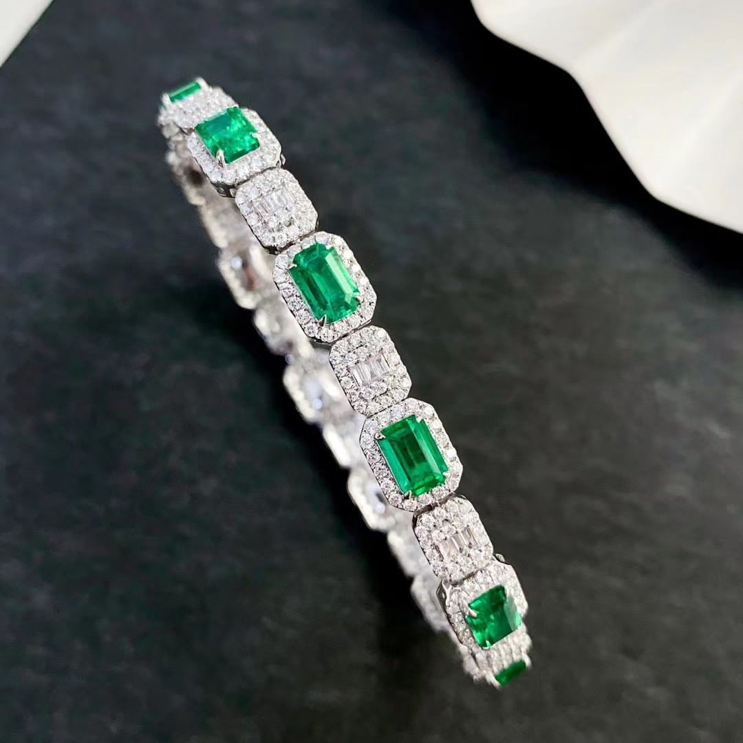 14k Gold 6.11 Ctw Vivid Green Natural Emerald & Diamond Bracelet: Ref:230971002 // gold content:14k gold // main gemstone:emerald // shape:octagonal // carat weight:3. 71ct // color:vivid green // treatment:natural // // adjacent gemstone 2 : diamond // shape:multip
