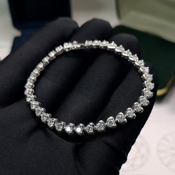 14k Gold 4.20 Ct Natural H Diamond Bracelet: Ref:230971010 // gold content:14k gold // main gemstone:diamond // shape:round // carat weight:4. 20ct // clarity grade:vs-si // color:h // treatment:natural // cut grade:g // Low Estimate: 19000 Con