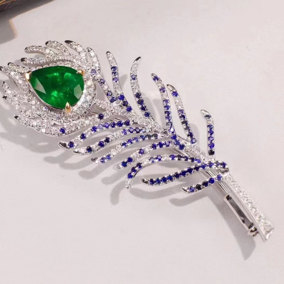 14k Gold 1.98 Ctw Vivid Green Natural Emerald & Diamond Brooch/pendant( Without Chain ): Ref:230971011 // gold content:14k gold // main gemstone:emerald // shape:pear // carat weight:1. 55ct // color:vivid green // treatment:natural // // adjacent gemstone 2 : diamond // shape:round //