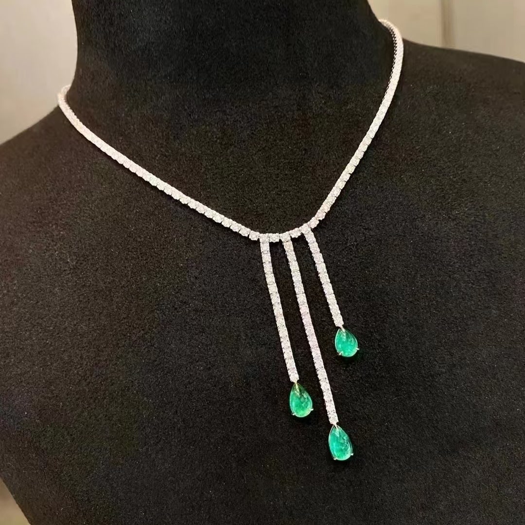 14k Gold 5.17 Ctw Natural Emerald & Diamond Necklace: Ref:230971012 // gold content:14k gold // main gemstone:emerald // shape:pear // carat weight:2. 08ct // color:green // treatment:natural // // adjacent gemstone 2 : diamond // shape:round // carat we