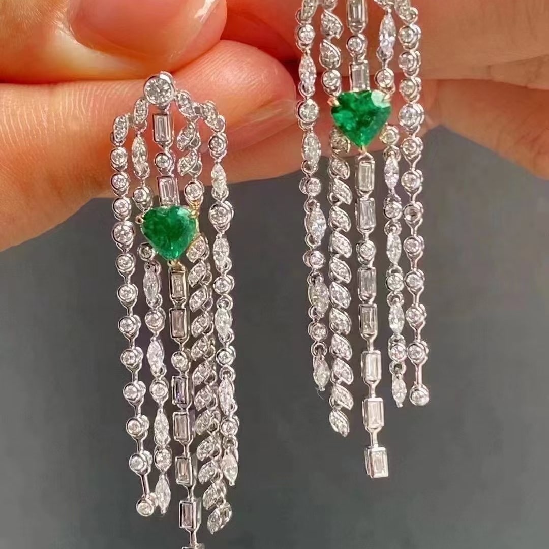 14k Gold 2.41 Ctw Vivid Green Natural Emerald & Diamond Earrings: Ref:230971017 // gold content:14k gold // main gemstone:emerald // shape:heart // carat weight:1ct // color:vivid green // treatment:natural // // adjacent gemstone 2 : diamond // shape:multiply // ca