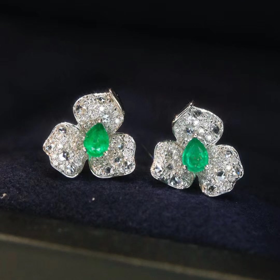 14k Gold 0.66 Ctw Natural Emerald & Diamond Earrings: Ref:230971022 // gold content:14k gold // main gemstone:emerald // shape:pear // carat weight:0. 26ct // color:green // treatment:natural // // adjacent gemstone 2 : diamond // shape:round // carat we