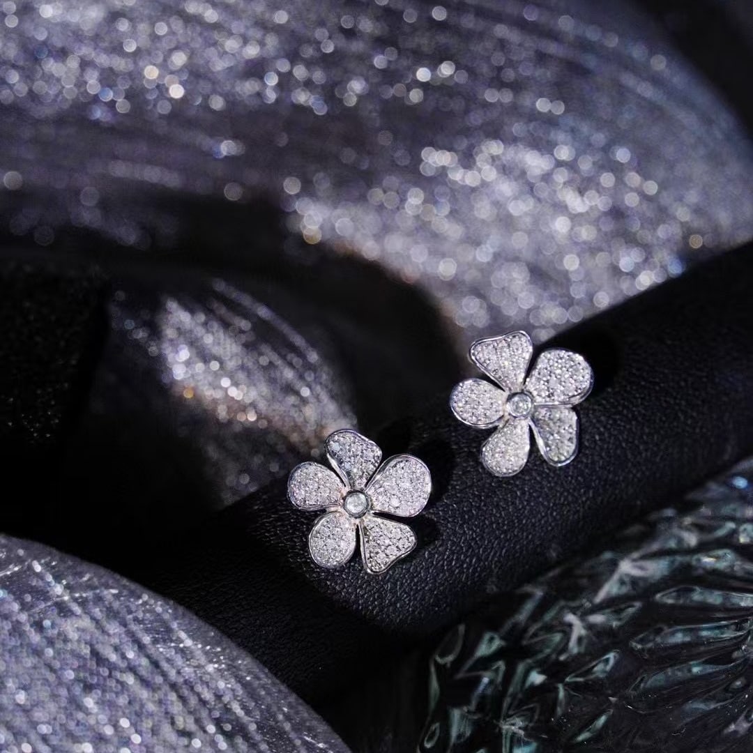 14k Gold 0.5 Ct Natural H Diamond & Flowers Earrings: Ref:230971162 // gold content:14k gold // main gemstone:diamond // shape:round // carat weight:0. 5ct // clarity grade:vs-si // color:h // treatment:natural // cut grade:g // Condition: NewLow