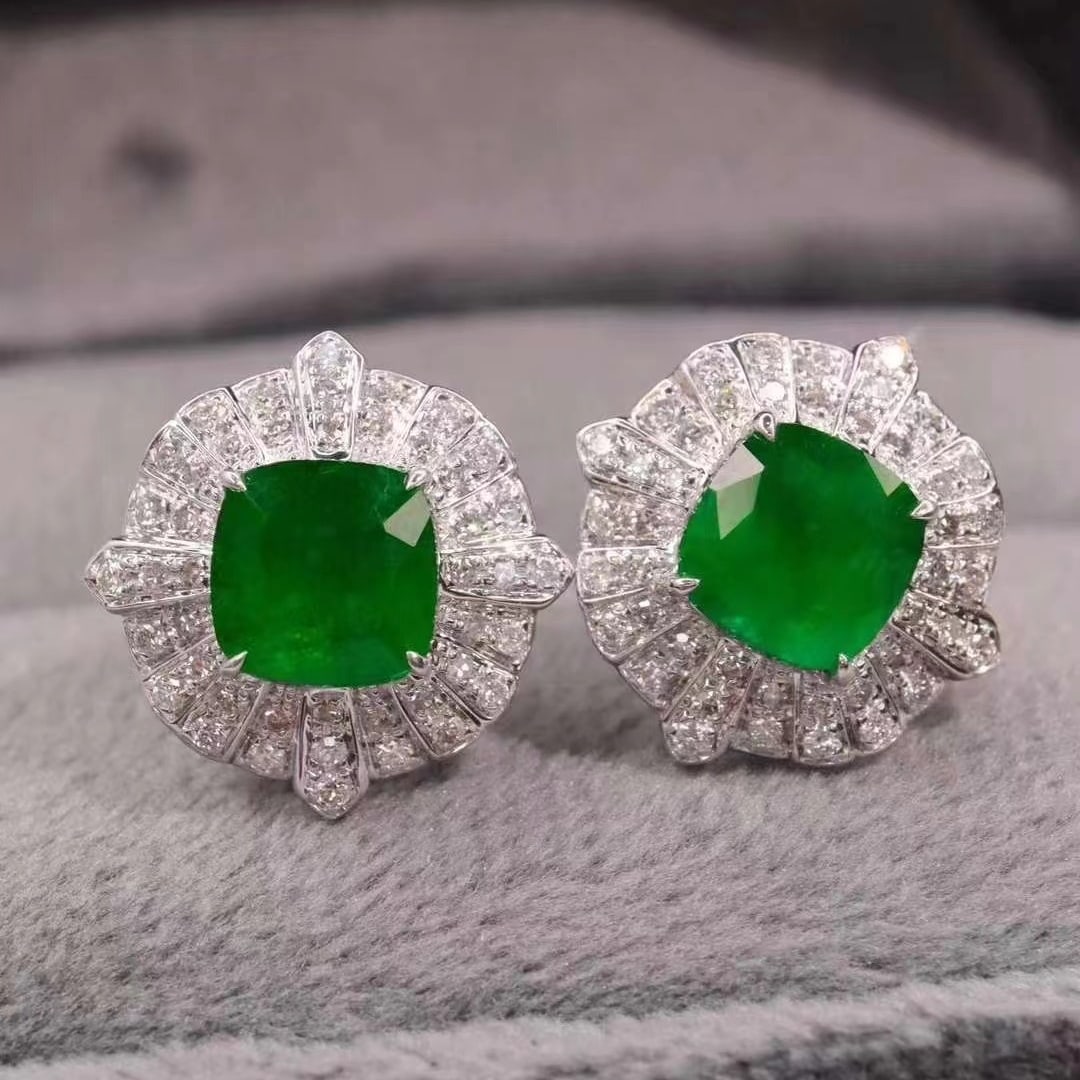 14k Gold 2.88 Ctw Vivid Green Natural Emerald & Diamond Earrings: Ref:230971185 // gold content:14k gold // main gemstone:emerald // shape:cushion // carat weight:2. 5ct // color:vivid green // treatment:natural // // adjacent gemstone 2 : diamond // shape:round