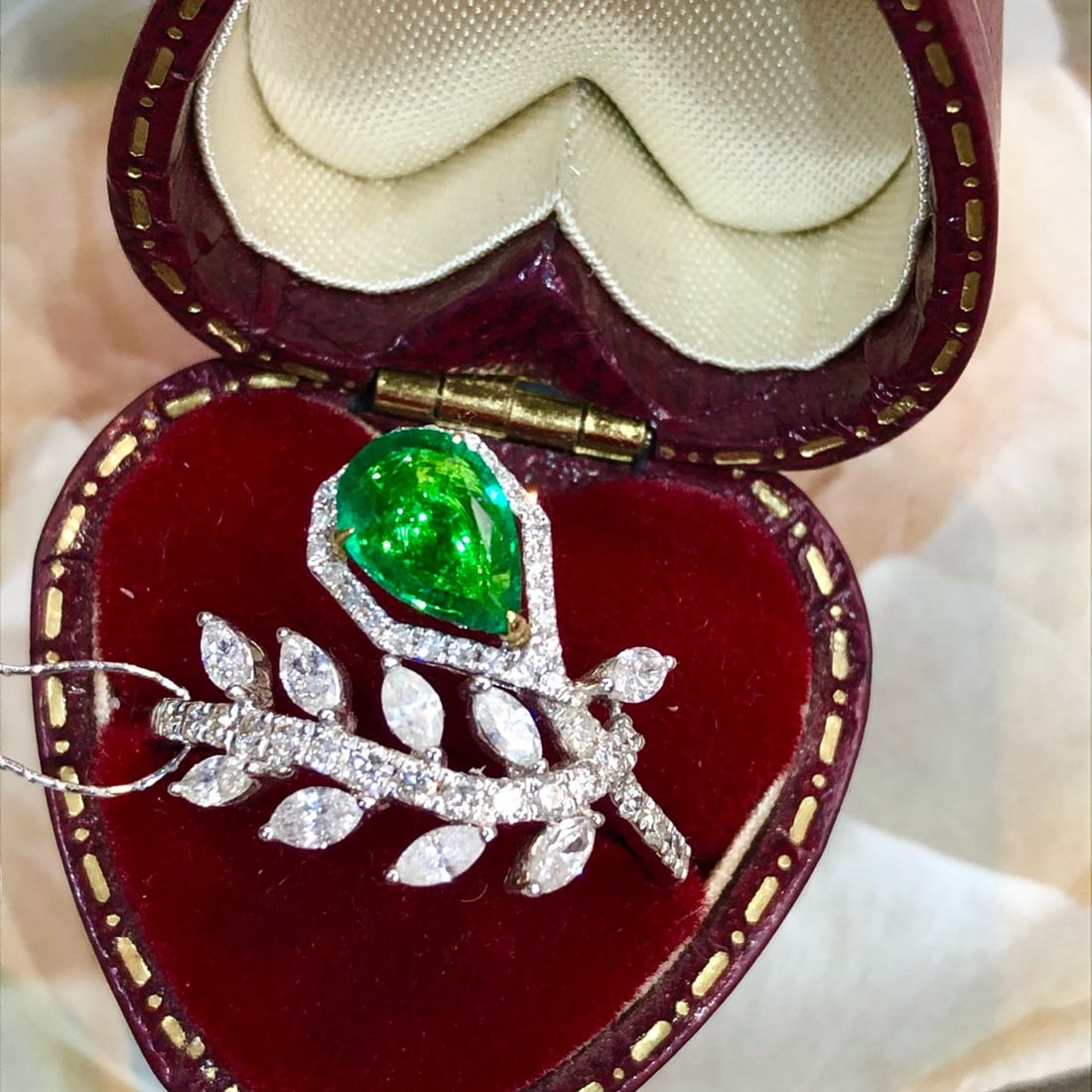 14k Gold 1.50 Ctw Vivid Green Natural Emerald & Diamond Ring: Ref:230971253 // gold content:14k gold // ring size:7. 25us // // main gemstone:emerald // shape:pear // carat weight:0. 82ct // color:vivid green // treatment:natural // // adjacent gemstone 2 :