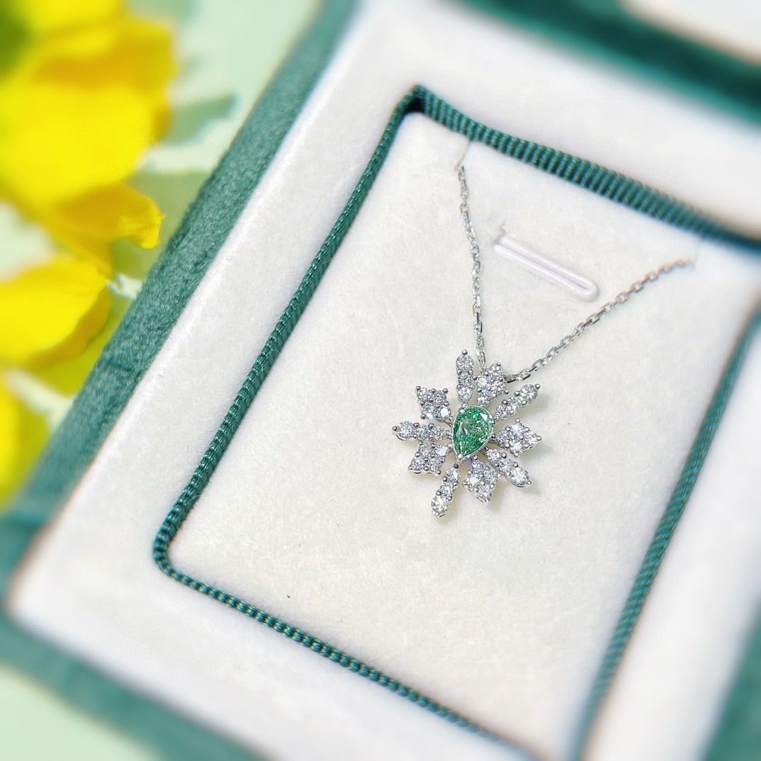 14k Gold 0.78 Ctw Natural Green Diamond & Diamond Necklace: Ref:230972015 // gold content:14k gold // main gemstone:green diamond // shape:pear // carat weight:0. 28ct // color:green // treatment:natural // // adjacent gemstone 2 : diamond // shape:round //