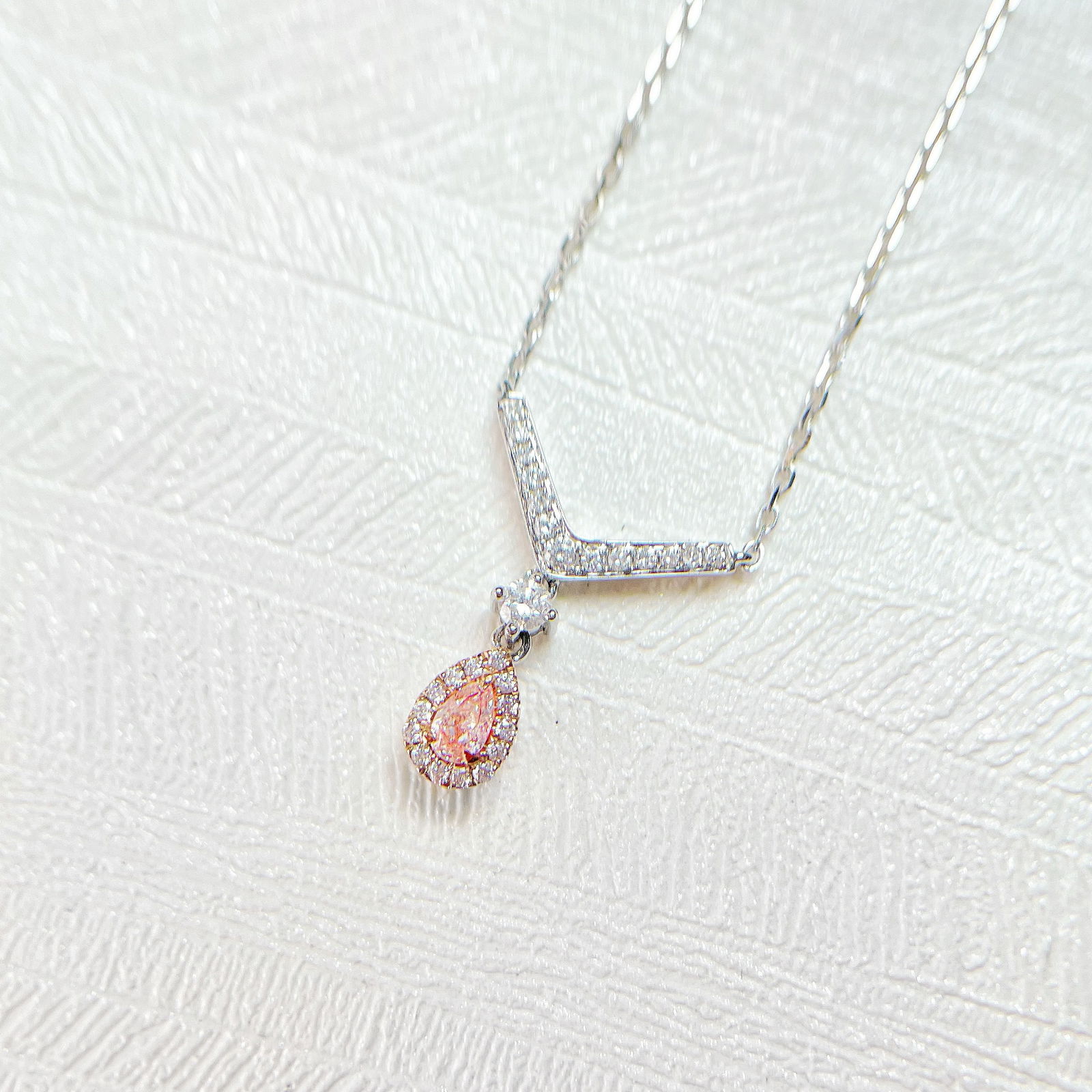 14k Gold 0.26 Ctw Natural Pink Diamond & Diamond Necklace: Ref:230972018 // gold content:14k gold // main gemstone:pink diamond // shape:pear // carat weight:0. 10ct // color:pink // treatment:natural // // adjacent gemstone 2 : diamond // shape:round //