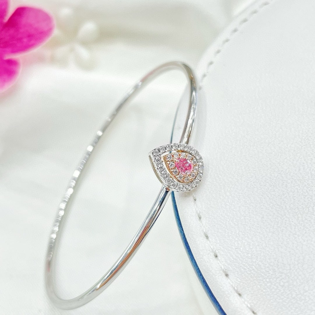 14k Gold 0.58 Ctw Natural Pink Diamond & Diamond Bangle: Ref:230972020 // gold content:14k gold // main gemstone:pink diamond // shape:pear // carat weight:0. 12ct // color:pink // treatment:natural // // adjacent gemstone 2 : diamond // shape:round //