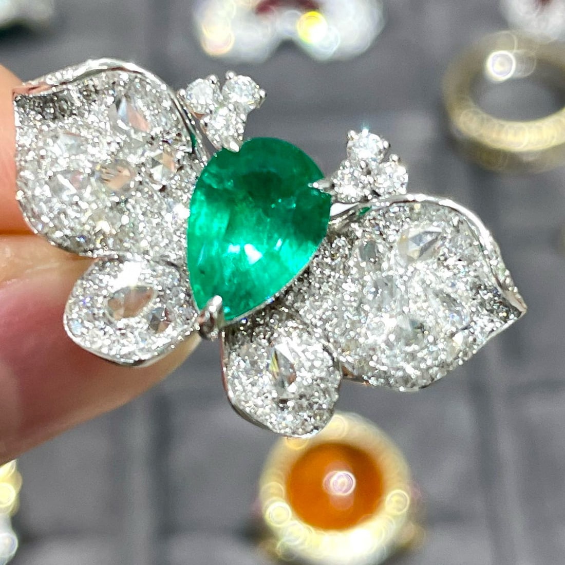 14k Gold 3.05 Ctw Vivid Green Natural Emerald & Diamond Ring: Ref:230972212 // gold content:14k gold // ring size:7. 25us // // main gemstone:emerald // shape:pear // carat weight:1. 8ct // color:vivid green // treatment:natural // // adjacent gemstone 2 :