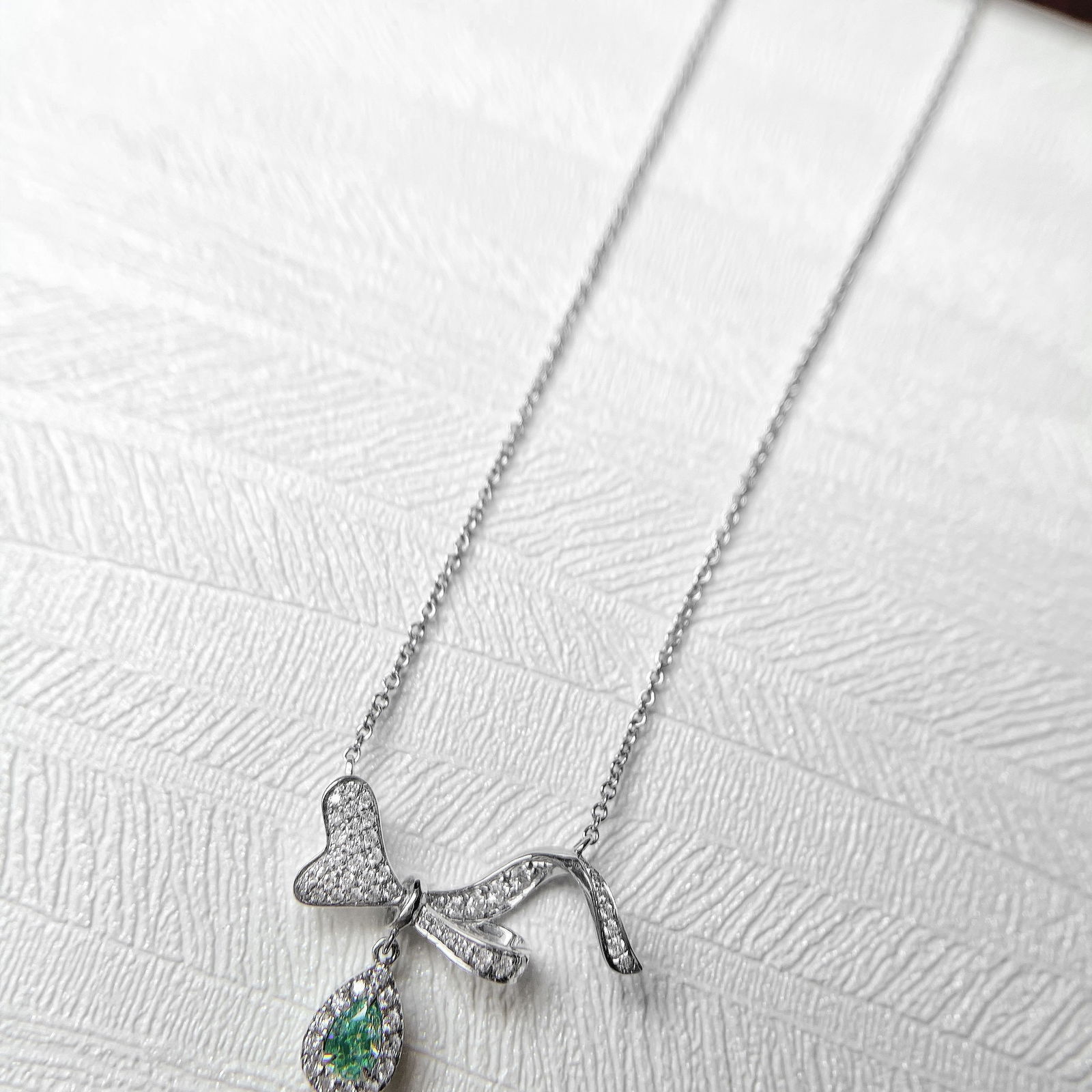 14k Gold 0.36 Ctw Natural Green Diamond & Diamond Necklace: Ref:230972216 // gold content:14k gold // main gemstone:green diamond // shape:pear // carat weight:0. 16ct // color:green // treatment:natural // // adjacent gemstone 2 : diamond // shape:round //