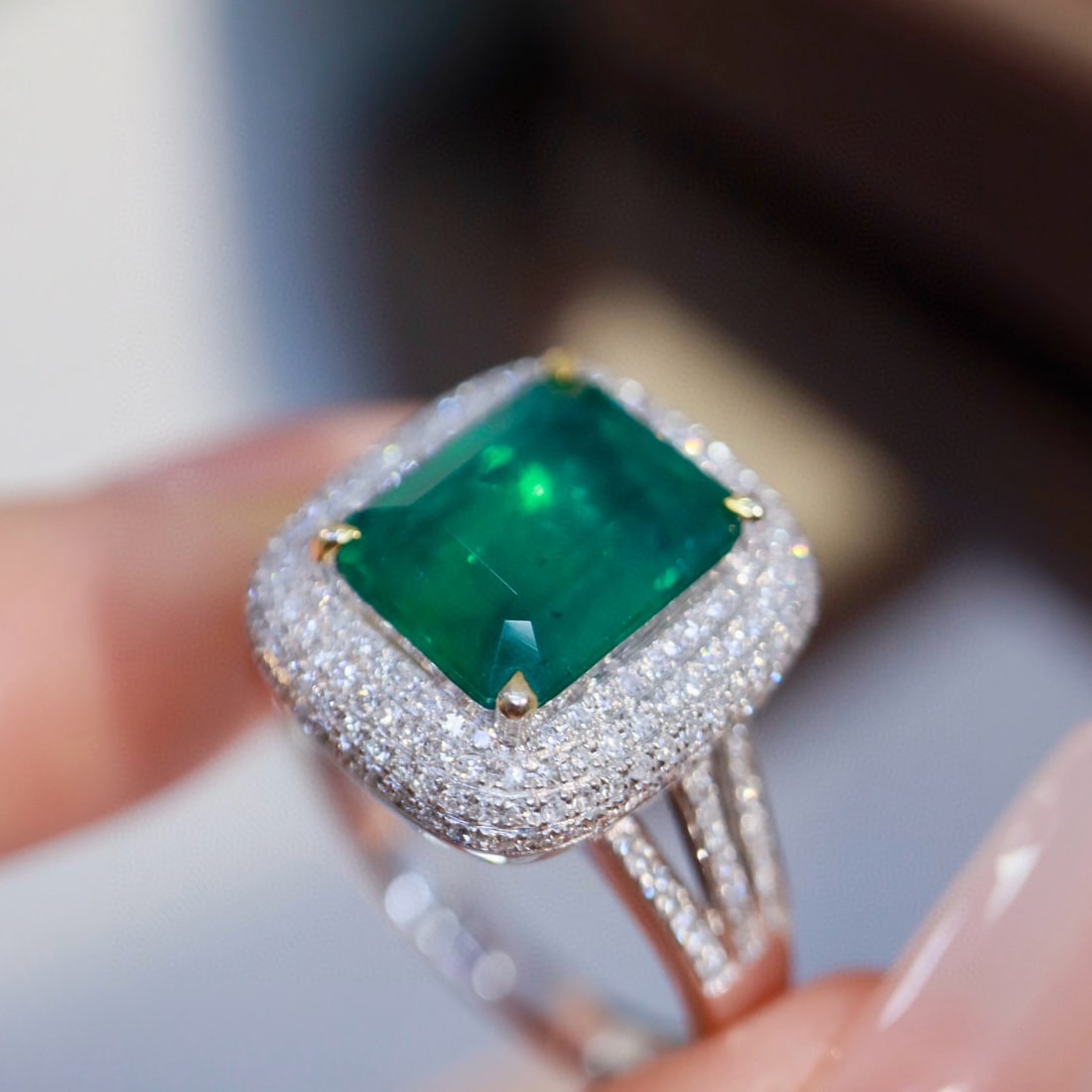 14k Gold 4.80 Ctw Natural Emerald & Diamond Ring: Ref:230972239 // gold content:14k gold // ring size:7. 25us // // main gemstone:emerald // shape:octagonal // carat weight:3. 90ct // color:green // treatment:natural // // adjacent gemstone 2 :