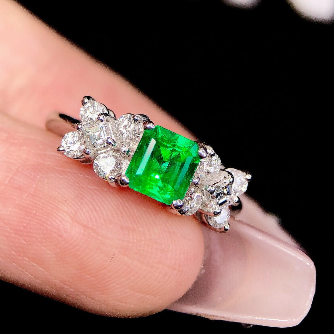 14k Gold 1.47 Ctw Vivid Green Natural Emerald & Diamond Ring: Ref:230972257 // gold content:14k gold // ring size:7. 25us // // main gemstone:emerald // shape:octagonal // carat weight:0. 85ct // color:vivid green // treatment:natural // // adjacent gemstone