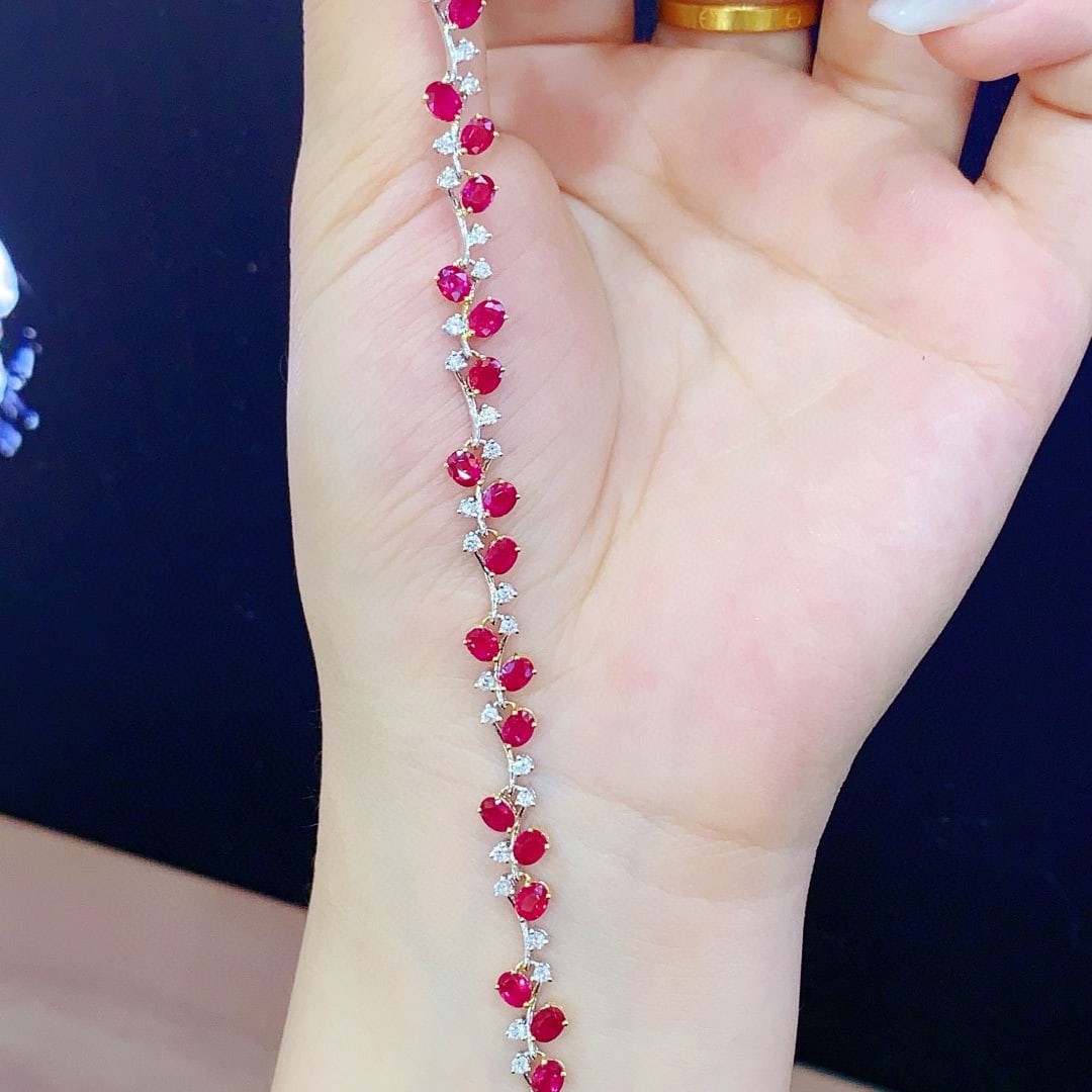 14k Gold 7.02 Ctw Natural Ruby & Diamond Bracelet: Ref:230972271 // gold content:14k gold // main gemstone:ruby // shape:oval // carat weight:6. 30ct // color:pigeonblood red // treatment:natural // // adjacent gemstone 2 : diamond // shape:round // c