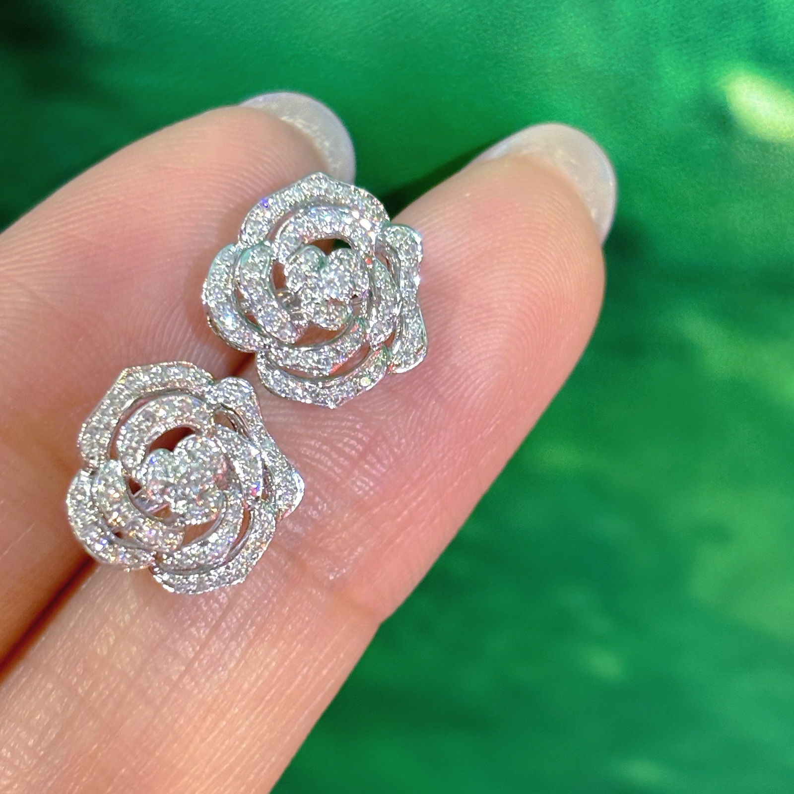 14k Gold 0.6 Ct Natural H Diamond & Flowers Earrings: Ref:230972309 // gold content:14k gold // main gemstone:diamond // shape:round // carat weight:0. 6ct // clarity grade:vs-si // color:h // treatment:natural // cut grade:g // Condition: NewLow