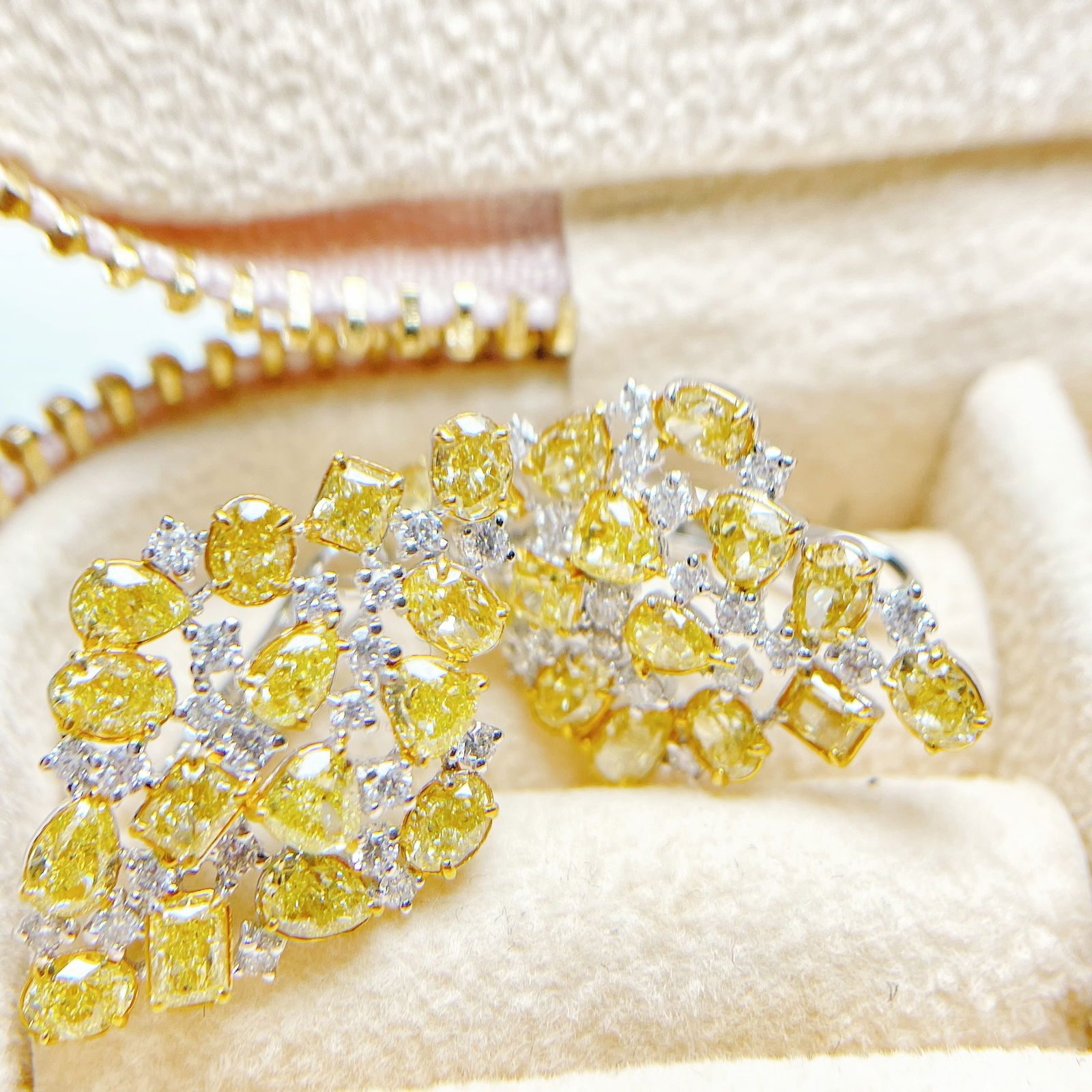 14k Gold 5.26 Ctw Natural Yellow Diamond & Diamond Earrings: Ref:230972313 // gold content:14k gold // main gemstone:yellow diamond // shape:multiply // carat weight:4. 65ct // color:yellow // treatment:natural // // adjacent gemstone 2 : diamond //