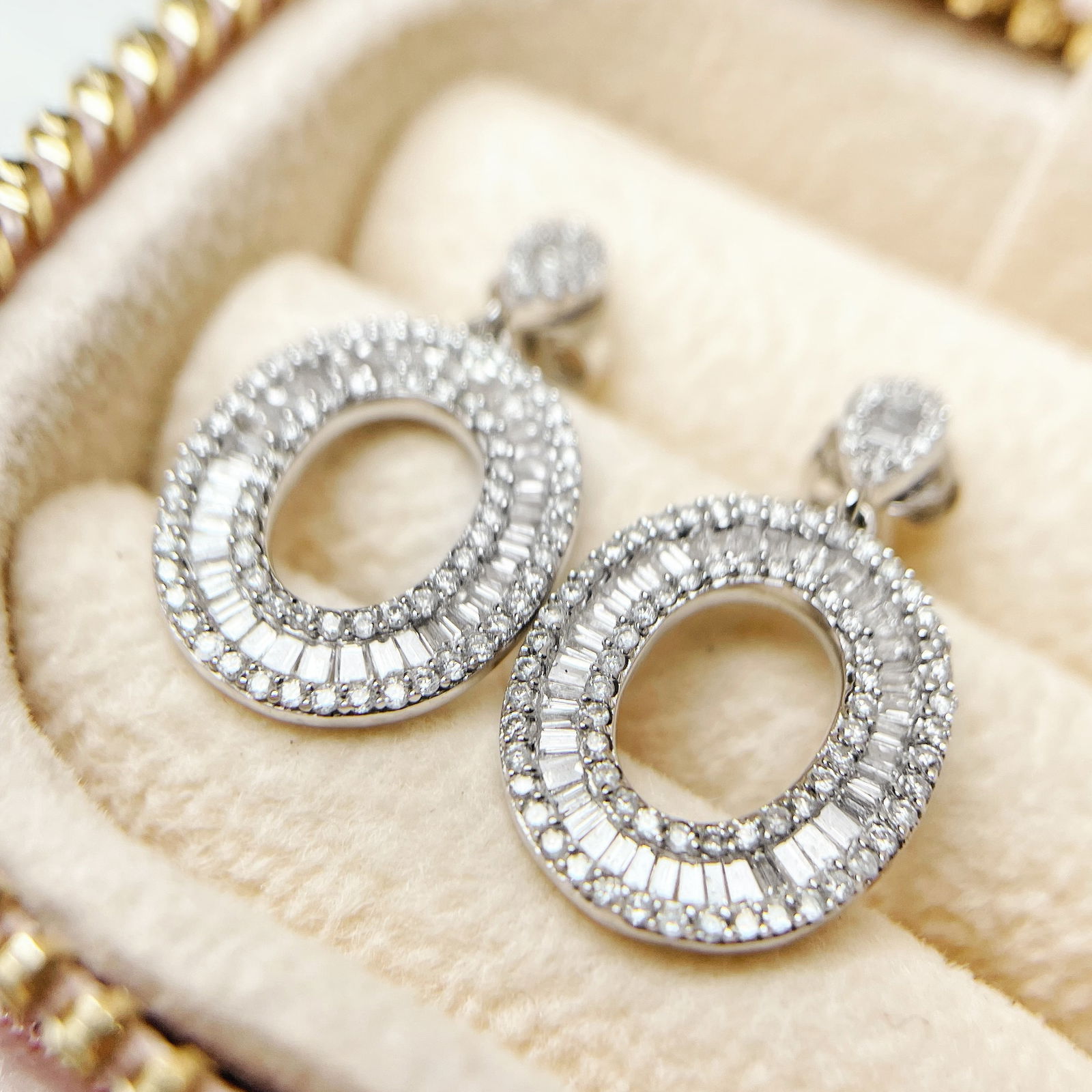 14k Gold 0.83 Ctw Natural H Diamond Earrings: Ref:230972317 // gold content:14k gold // main gemstone:diamond // shape:baguette // carat weight:0. 39ct // clarity grade:vs-si // color:h // treatment:natural // // adjacent gemstone 2 : diamond