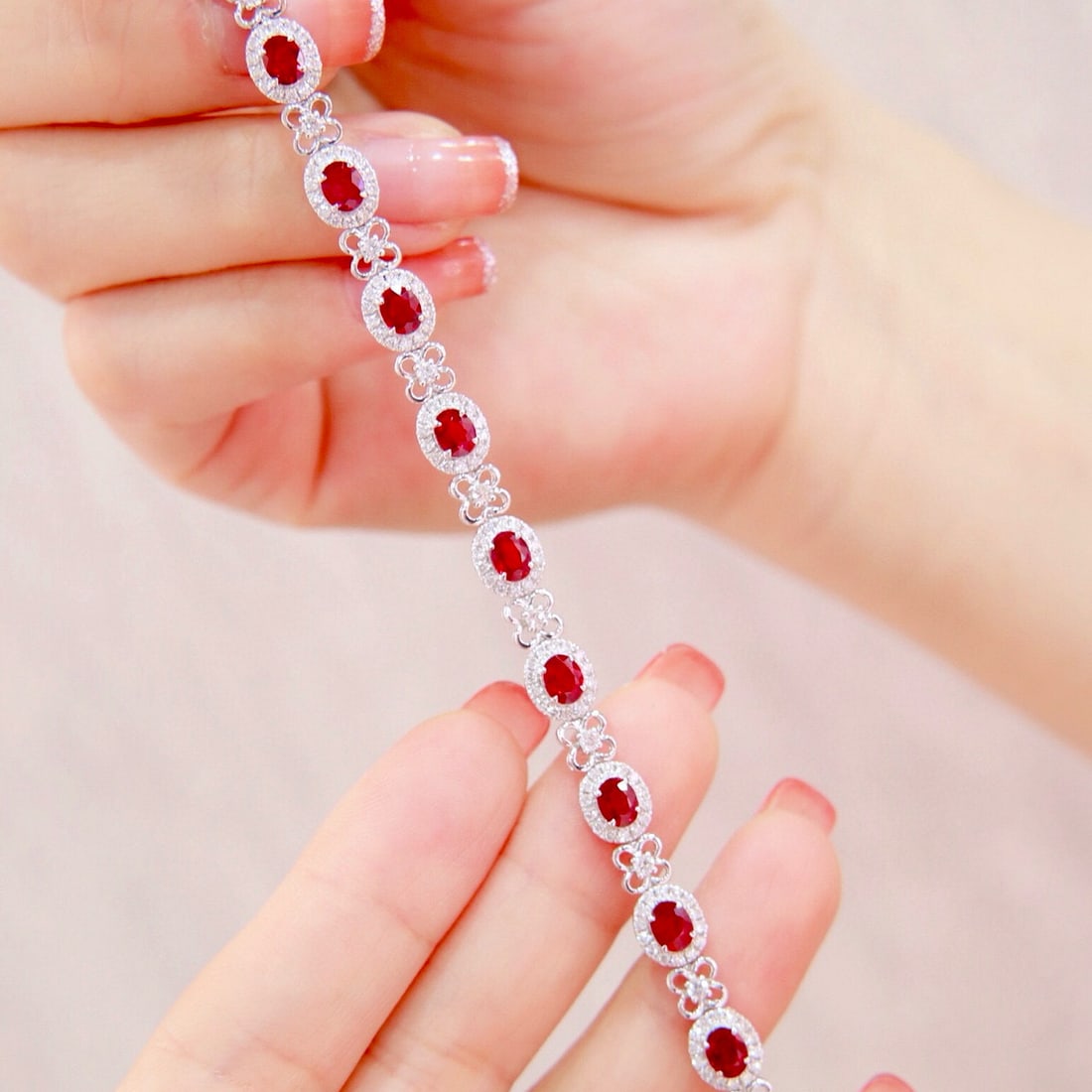 14k Gold 7.22 Ctw Natural Ruby & Diamond Bracelet: Ref:230972333 // gold content:14k gold // main gemstone:ruby // shape:oval // carat weight:6. 05ct // color:pigeonblood red // treatment:natural // // adjacent gemstone 2 : diamond // shape:round