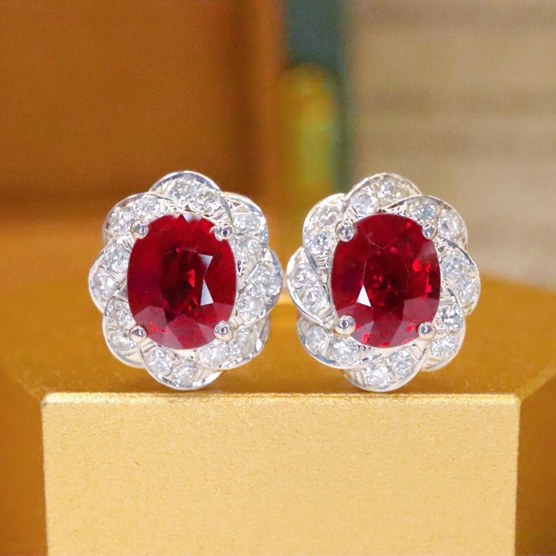 14k Gold 1.27 Ctw Natural Ruby & Diamond Earrings: Ref:230972347 // gold content:14k gold // main gemstone:ruby // shape:oval // carat weight:1. 02ct // color:pigeonblood red // treatment:natural // // adjacent gemstone 2 : diamond // number of stones