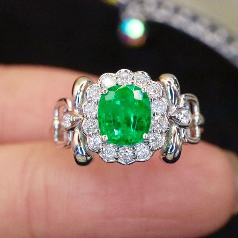 14k Gold 1.02 Ctw Vivid Green Natural Emerald & Diamond Ring: Ref:230972381 // gold content:14k gold // ring size:7. 25us // // main gemstone:emerald // shape:cushion // carat weight:0. 78ct // color:vivid green // treatment:natural // // adjacent gemstone 2