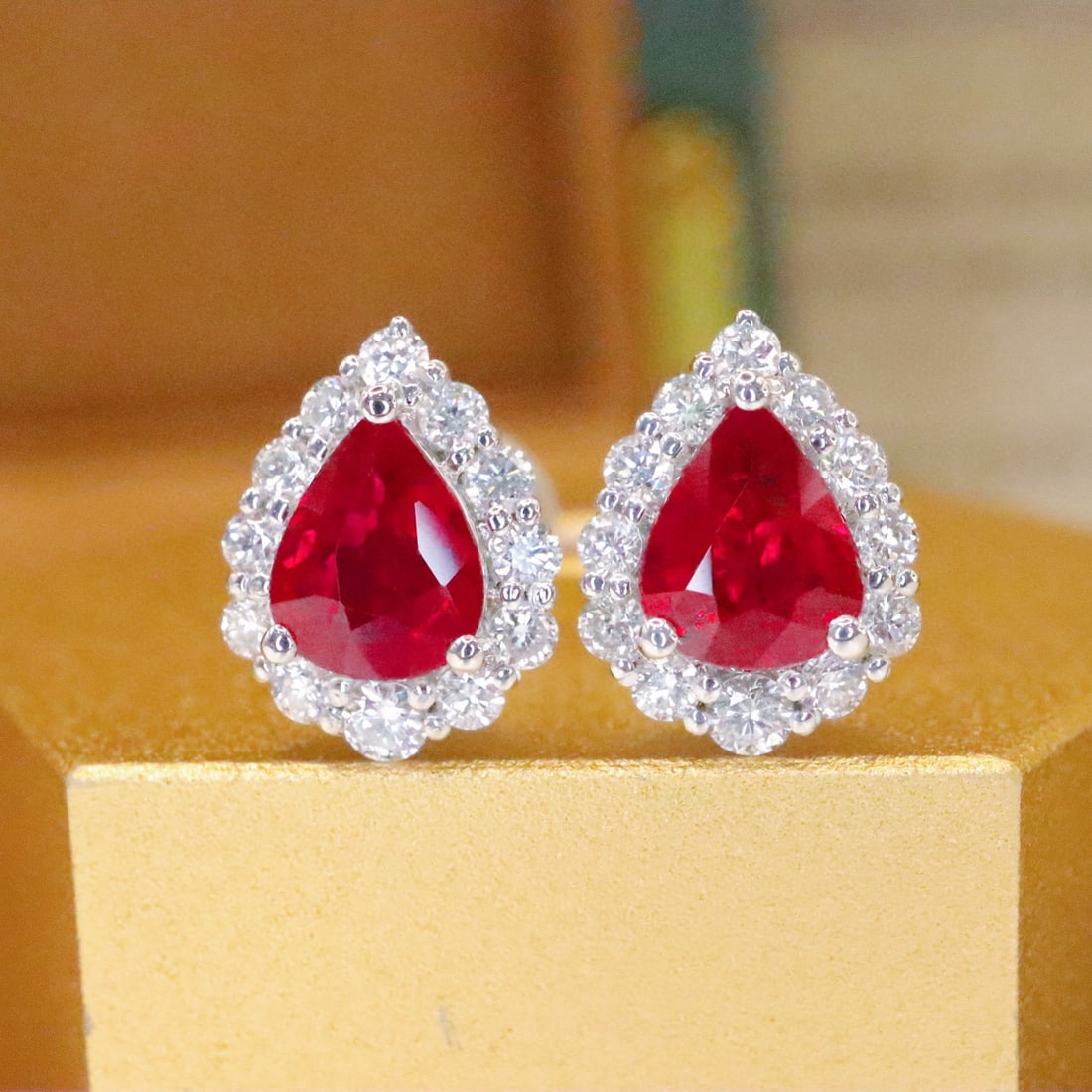 14k Gold 1.35 Ctw Natural Ruby & Diamond Earrings: Ref:230972389 // gold content:14k gold // main gemstone:ruby // shape:pear // carat weight:0. 96ct // color:pigeonblood red // treatment:natural // // adjacent gemstone 2 : diamond // number of stones
