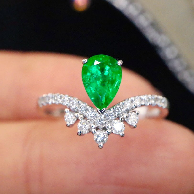 14k Gold 0.89 Ctw Vivid Green Natural Emerald & Diamond Ring: Ref:230972421 // gold content:14k gold // ring size:7. 25us // // main gemstone:emerald // shape:pear // carat weight:0. 63ct // color:vivid green // treatment:natural // // adjacent gemstone 2 :