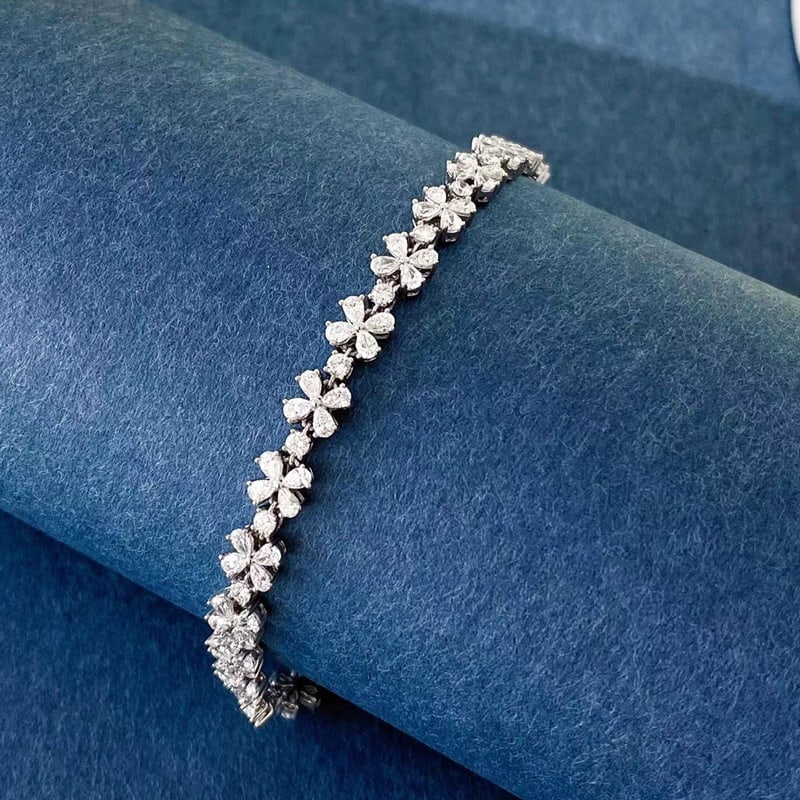 14k Gold 4.6 Ct Natural H Diamond Bracelet: Ref:230973012 // gold content:14k gold // main gemstone:diamond // shape:multiply // carat weight:4. 6ct // clarity grade:vs-si // color:h // treatment:natural // Condition: New Low Estimate: 18000 H