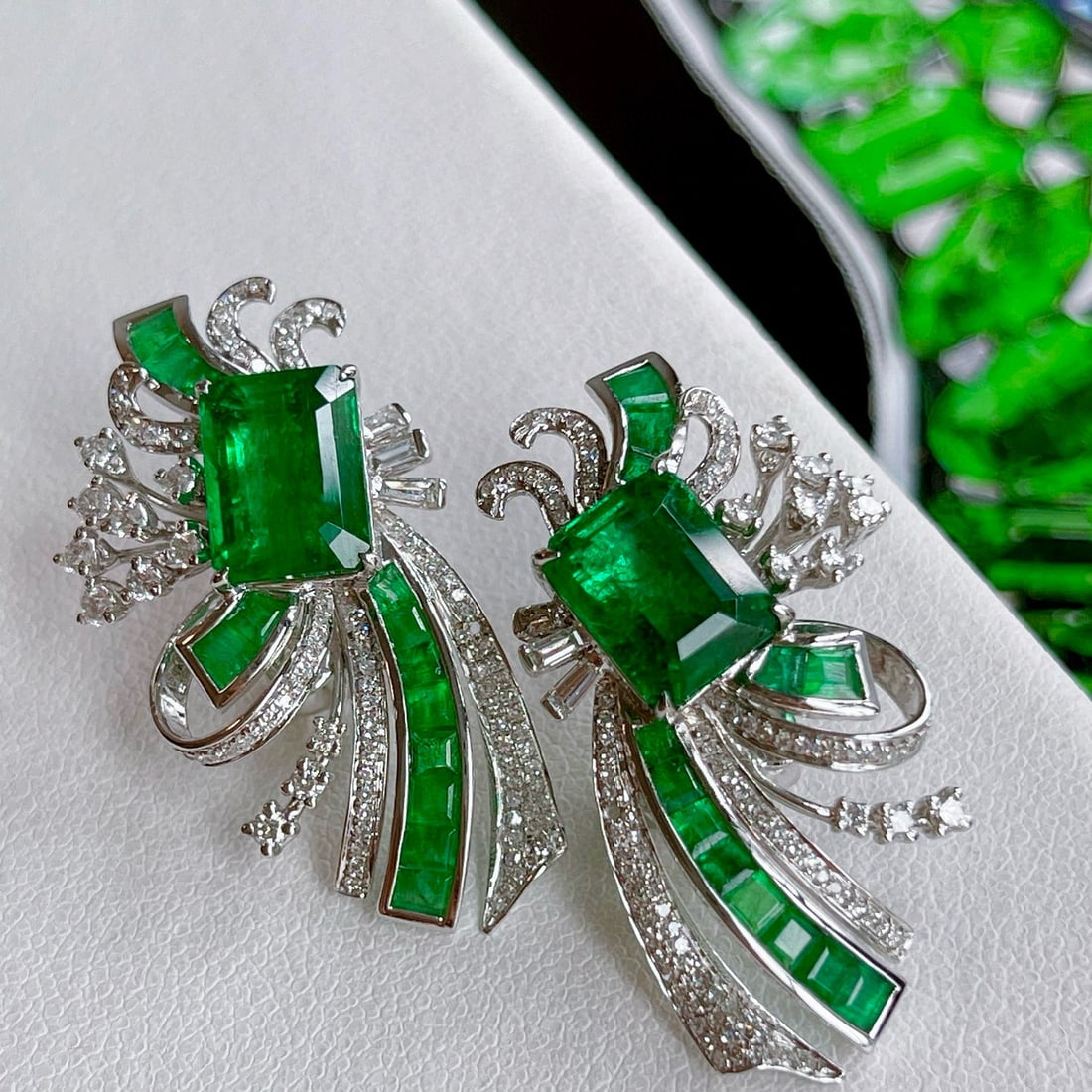 14k Gold 8.4 Ctw Vivid Green Natural Emerald & Diamond Earrings: Ref:230973016 // gold content:14k gold // main gemstone:emerald // shape:octagonal // carat weight:7. 5ct // color:vivid green // treatment:natural // // adjacent gemstone 2 : diamond // shape:multipl