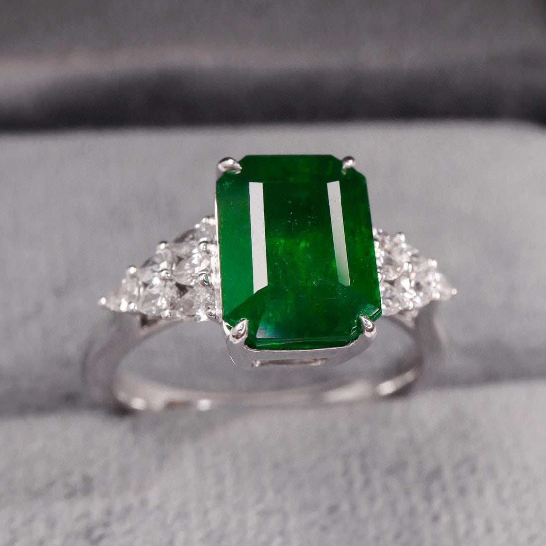 14k Gold 3.71 Ctw Vivid Green Natural Emerald & Diamond Ring: Ref:230973049 // gold content:14k gold // ring size:7. 25us // // main gemstone:emerald // shape:octagonal // carat weight:3. 23ct // color:vivid green // treatment:natural // // adjacent gemstone
