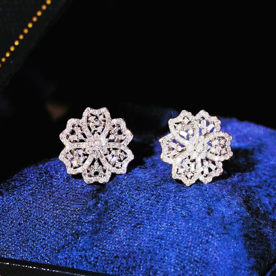 14k Gold 0.9 Ct Natural H Diamond Earrings: Ref:230973051 // gold content:14k gold // main gemstone:diamond // shape:multiply // carat weight:0. 9ct // clarity grade:vs-si // color:h // treatment:natural // Condition: New Low Estimate: 3500.00