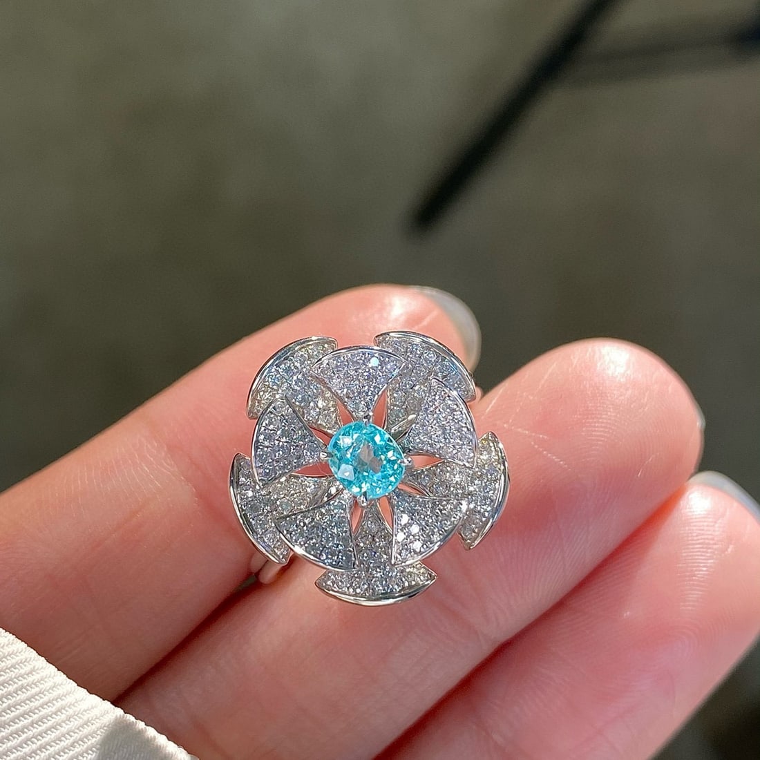 14k Gold 1.02 Ctw Natural Paraiba Tourmaline & Diamond Ring: Ref:230973062 // gold content:14k gold // ring size:7. 25us // // main gemstone:paraiba tourmaline // shape:oval // carat weight:0. 4ct // color:neon blue // treatment:natural // // adjacent gemstone