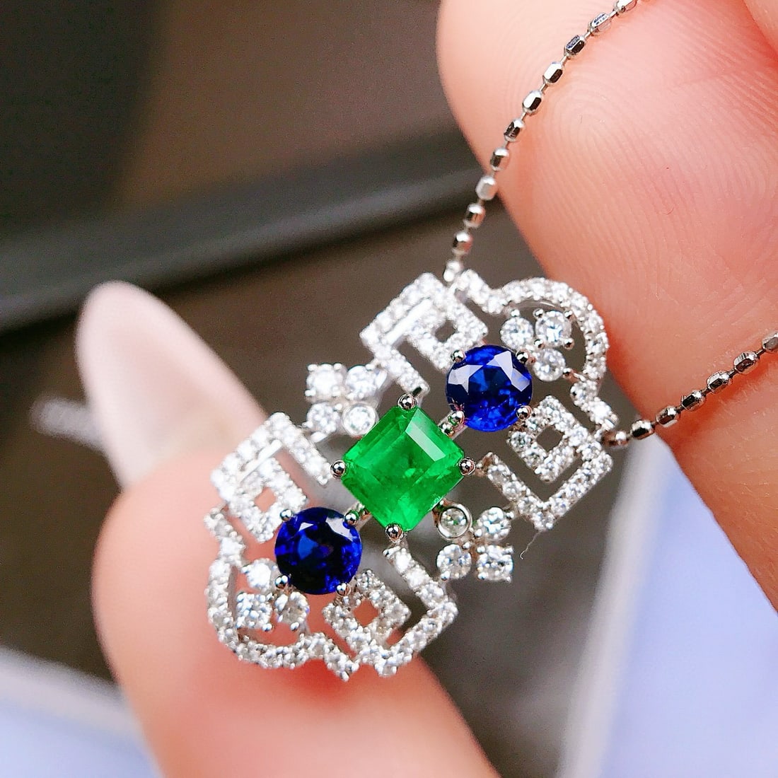 14k Gold 0.82 Ctw Vivid Green Natural Emerald & Sapphire Bangle/pendant( Without Chain ): Ref:230973072 // gold content:14k gold // main gemstone:emerald // shape:octagonal // carat weight:0. 35ct // color:vivid green // treatment:natural // // adjacent gemstone 2 : sapphire //