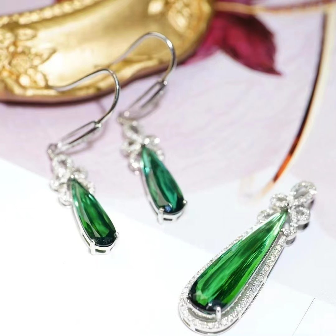 14k Gold 8.8 Ct Natural Tourmaline & Diamond Jewelry Set: Ref:230973088 // gold content:14k gold // pendant(without chain) // main gemstone:tourmaline // shape:pear // carat weight:5. 6ct // color:green // treatment:natural // // adjacent gemstone 2 :