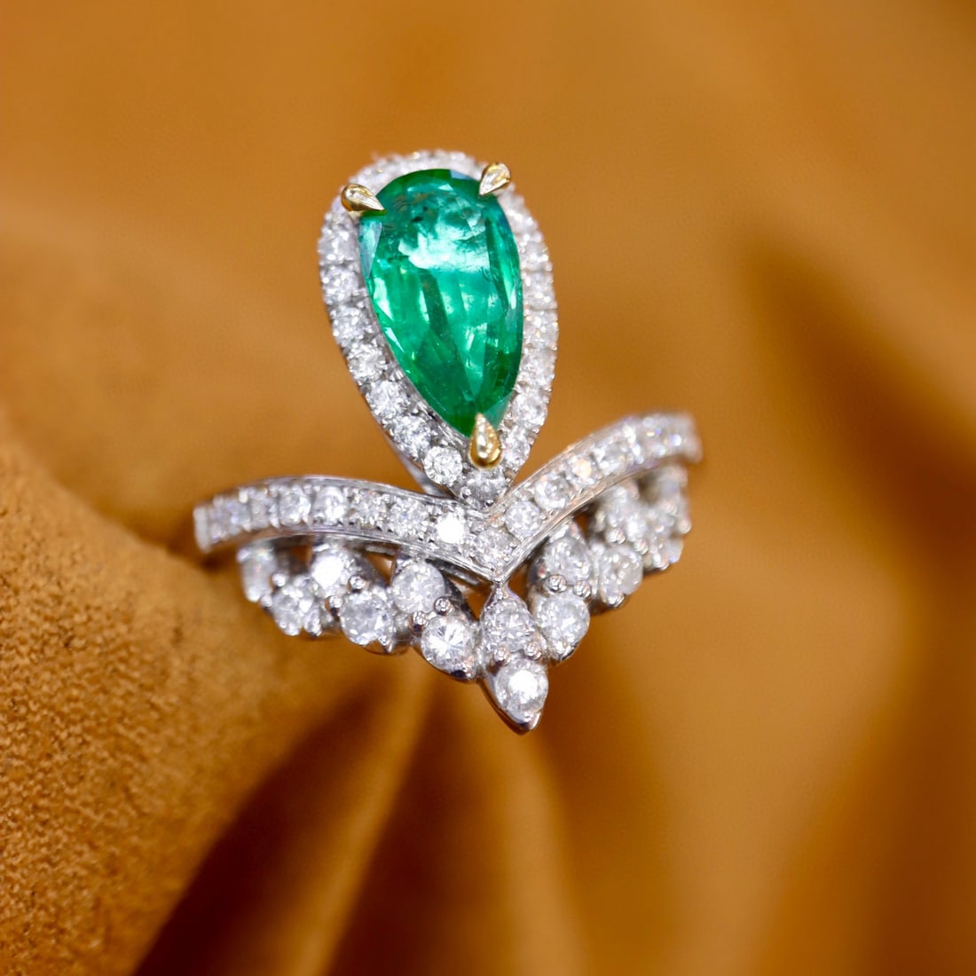 14k Gold 1.88 Ctw Natural Emerald & Diamond Ring: Ref:230973108 // gold content:14k gold // ring size:7. 25us // // main gemstone:emerald // shape:pear // carat weight:1. 3ct // color:green // treatment:natural // // adjacent gemstone 2 : diamond