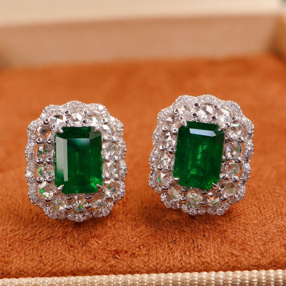 14k Gold 2.73 Ctw Vivid Green Natural Emerald & Diamond Earrings: Ref:230973124 // gold content:14k gold // main gemstone:emerald // shape:octagonal // carat weight:2ct // color:vivid green // treatment:natural // // adjacent gemstone 2 : diamond // shape:round // c