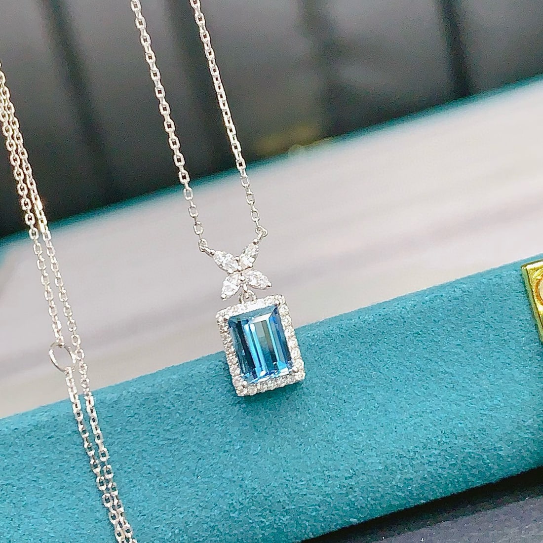 14k Gold 1.00 Ct Natural Aquamarine & Diamond Necklace: Ref:230973140 // gold content:14k gold // main gemstone:aquamarine // shape:rectangle // carat weight:1. 00ct // color:santa maria color // treatment:natural // // adjacent gemstone 2 : diamond //